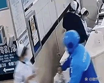 突然,护士叫住了他,外卖小哥一惊,以为外卖出了问题,然而护士只是很